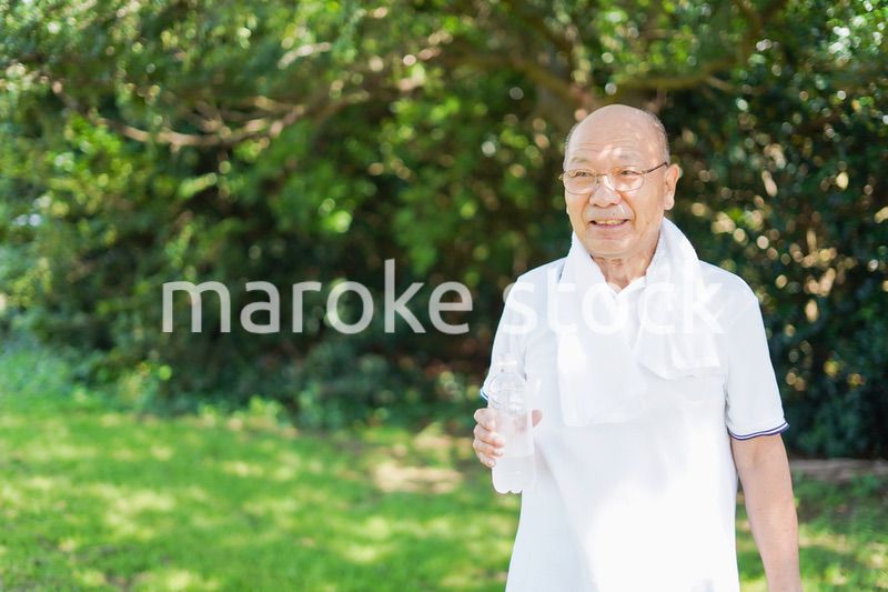 外でランニングをする高齢の男性