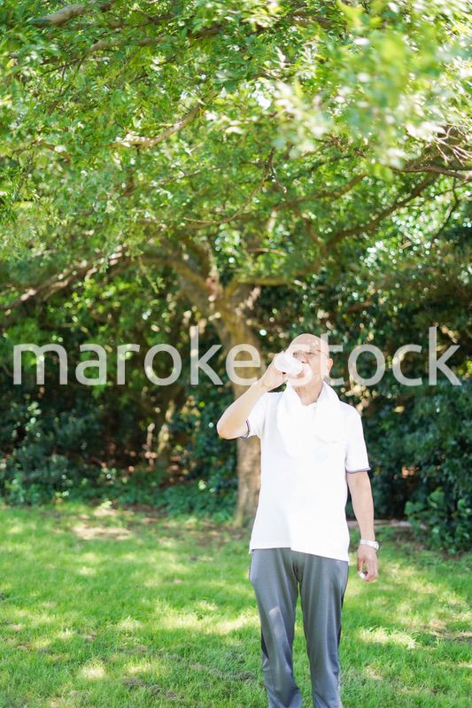 外でランニングをする高齢の男性