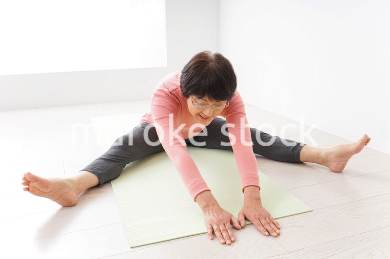 ヨガをするシニア女性