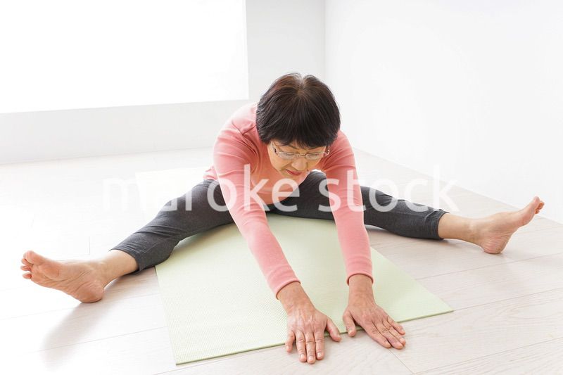 ヨガをするシニア女性