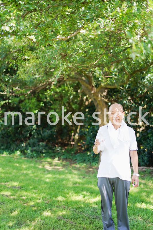 外でランニングをする高齢の男性