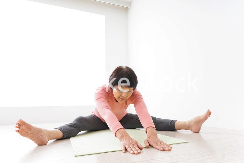 ヨガをするシニア女性