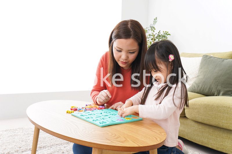 家で勉強をする親子