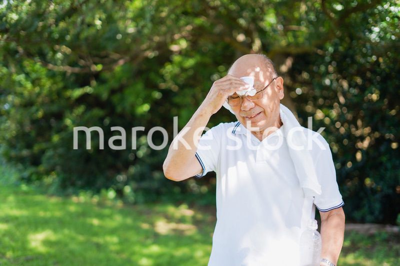 外でランニングをする高齢の男性