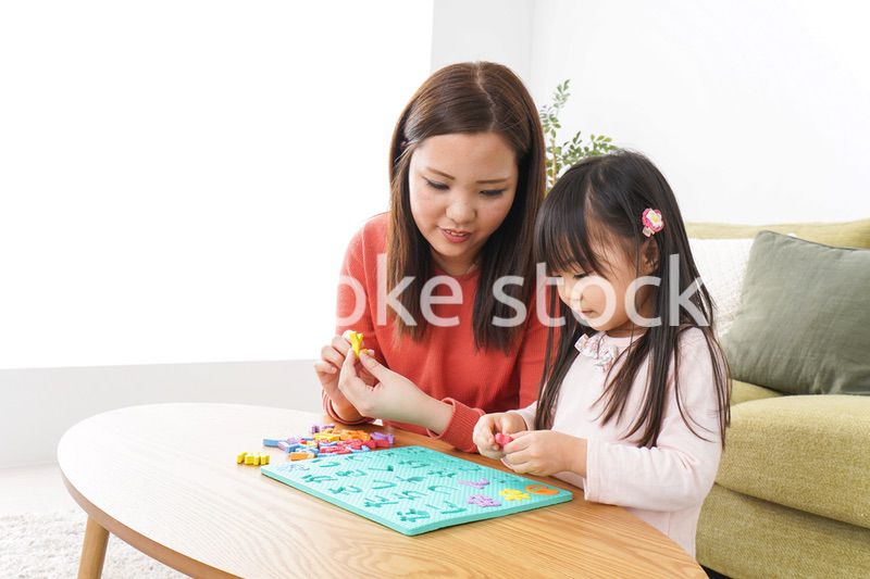 家で勉強をする親子