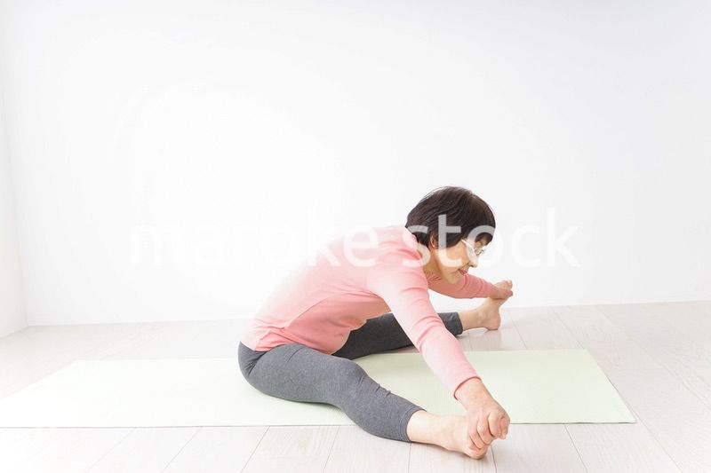 ヨガをするシニア女性