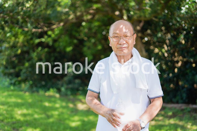 外でランニングをする高齢の男性