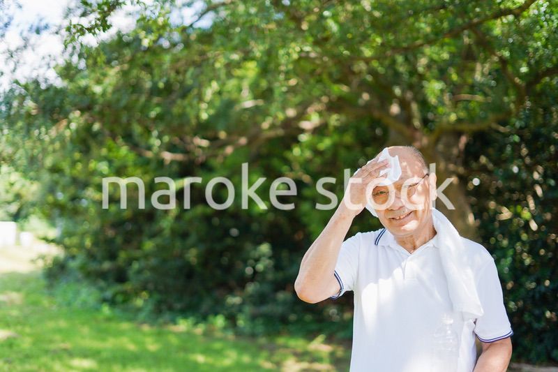 外でランニングをする高齢の男性