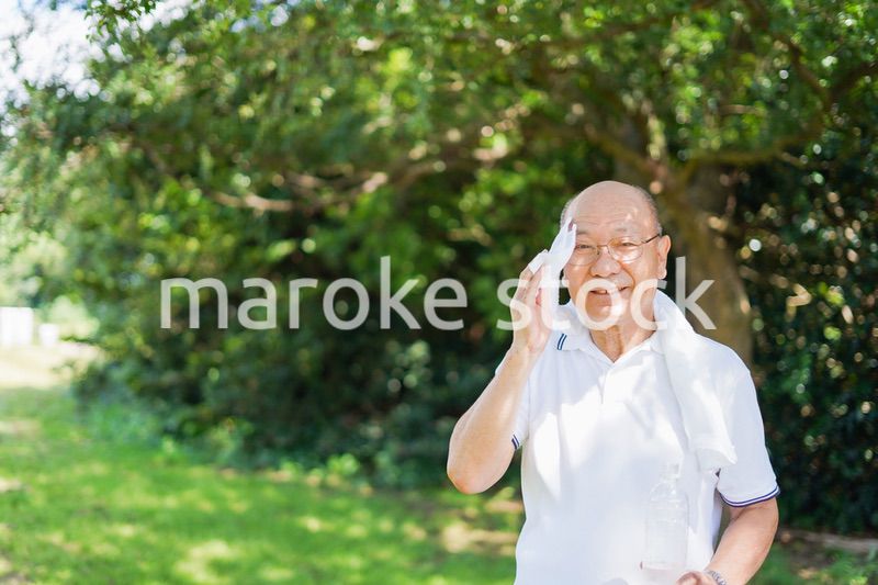 外でランニングをする高齢の男性