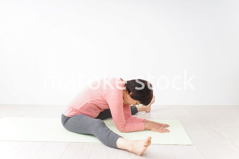 ヨガをするシニア女性