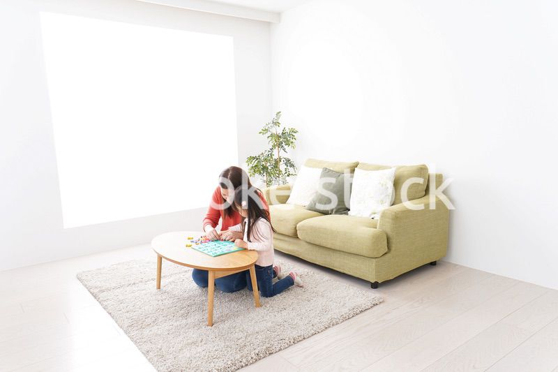 家で勉強をする親子