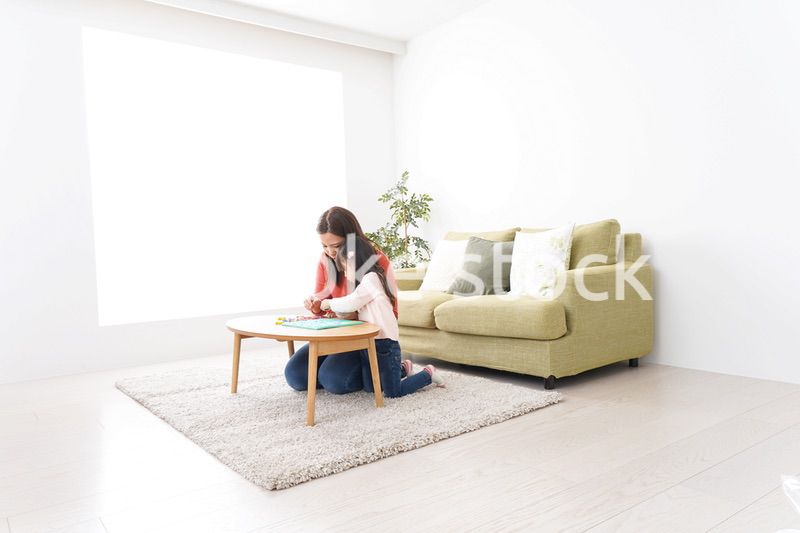 家で勉強をする親子