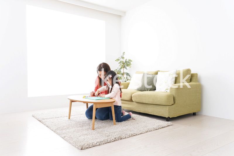 家で勉強をする親子