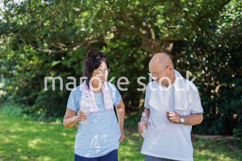野外でランニングをする高齢の夫婦