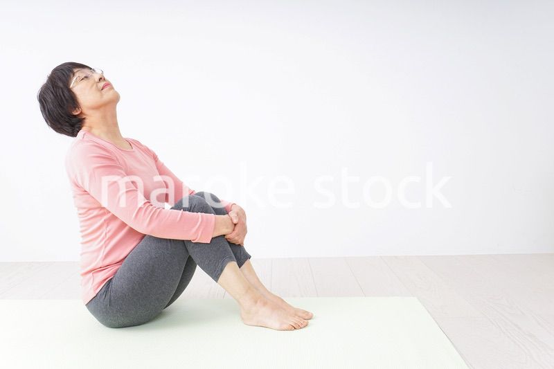 体操をする高齢の女性