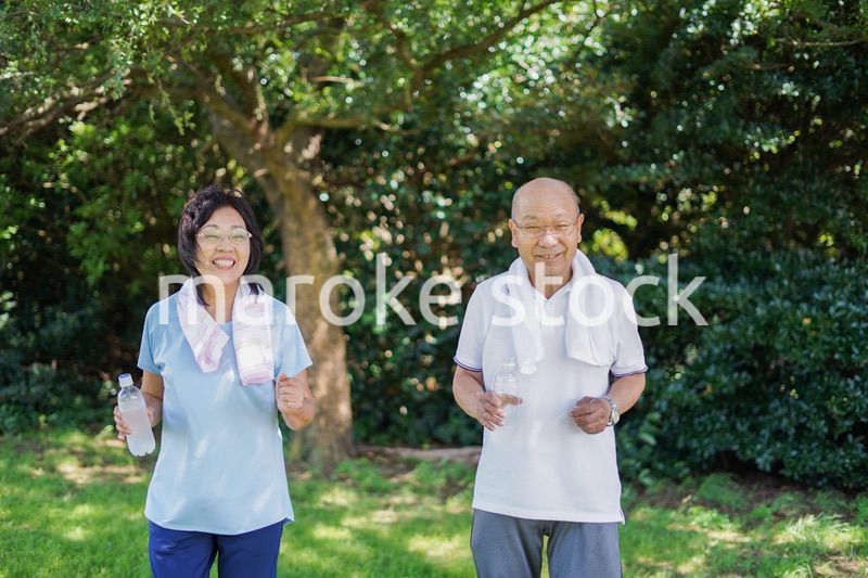 野外でランニングをする高齢の夫婦