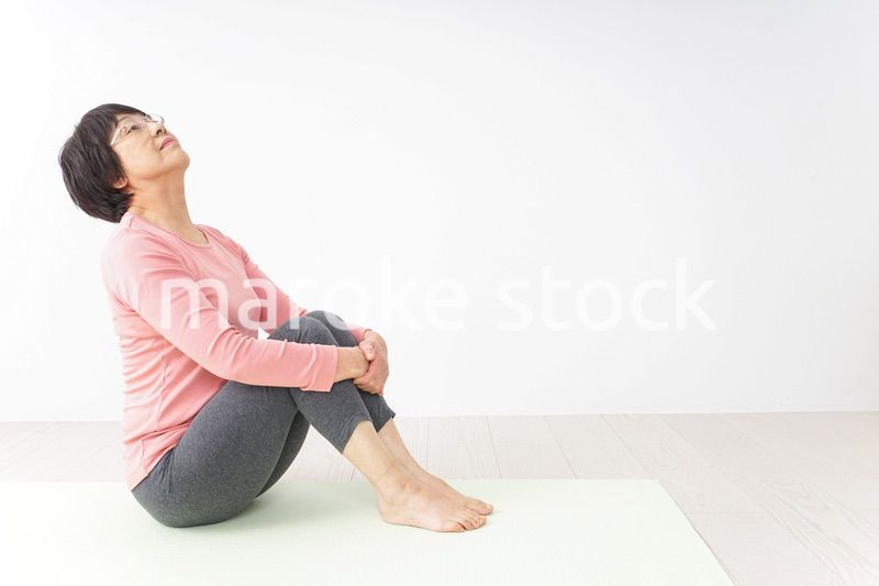 ヨガをするシニア女性