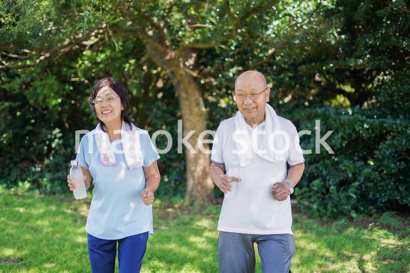 野外でランニングをする高齢の夫婦