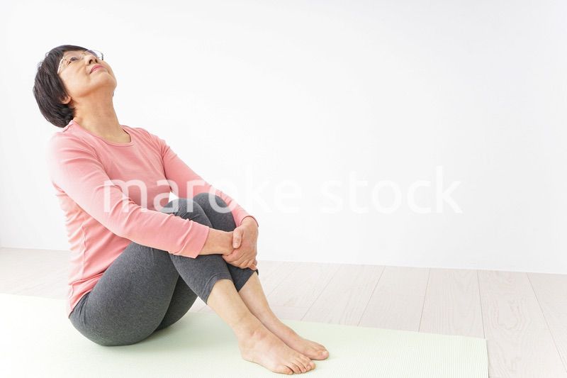 ヨガをするシニア女性