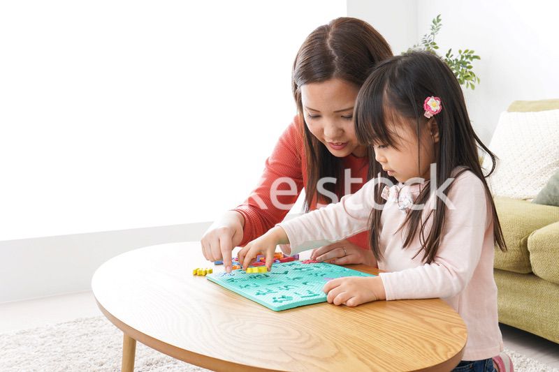 家で勉強をする親子