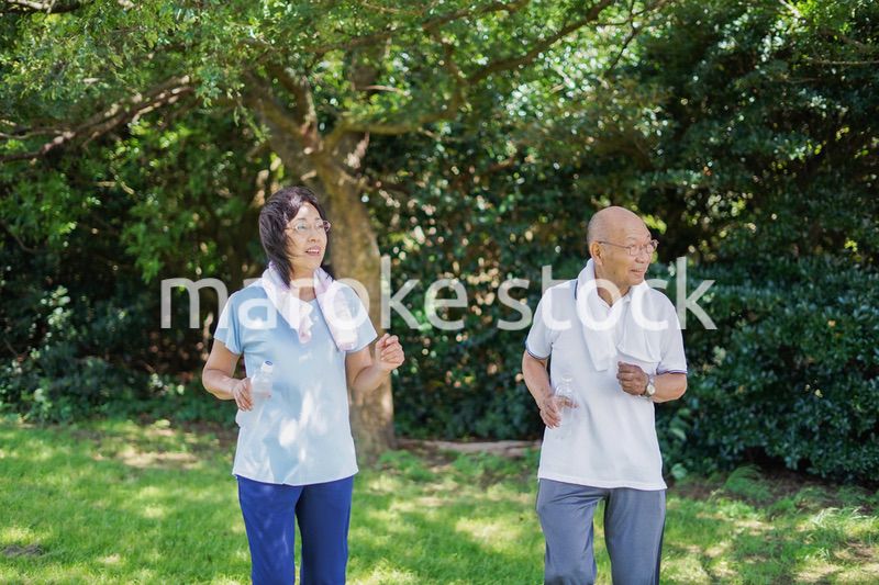 野外でランニングをする高齢の夫婦
