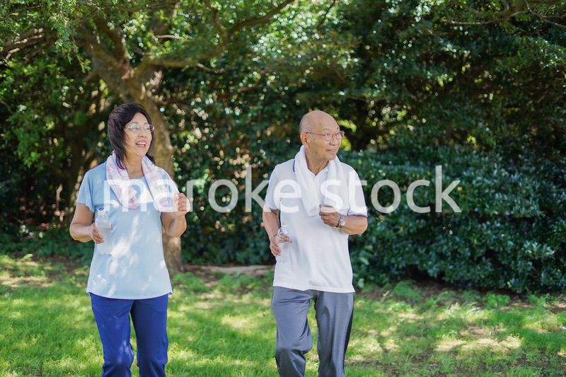 野外でランニングをする高齢の夫婦