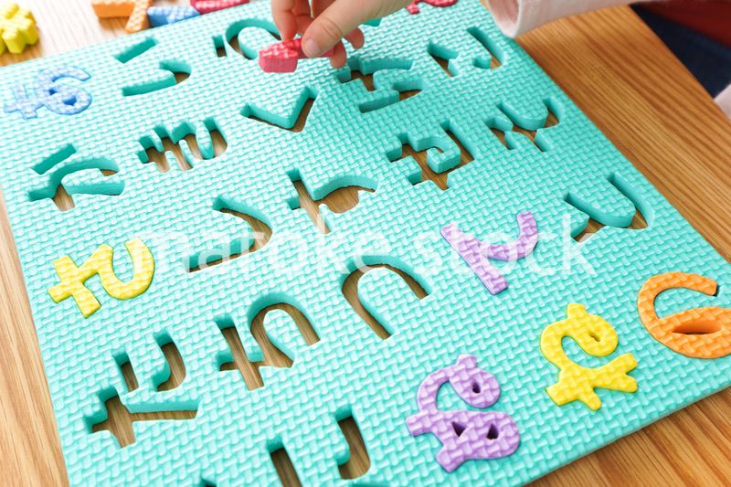 家で勉強をする親子