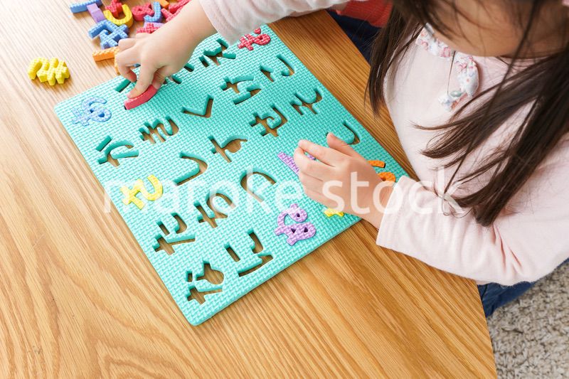 家で勉強をする親子