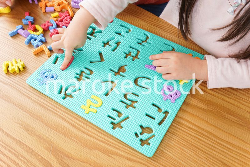 家で勉強をする親子