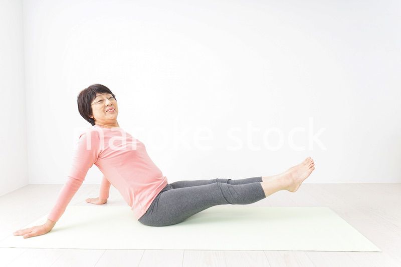 ヨガをするシニア女性