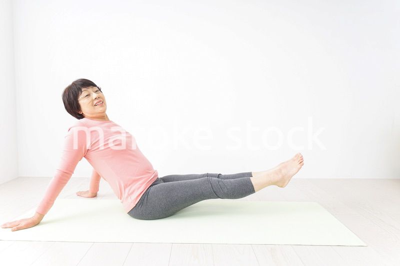 ヨガをするシニア女性