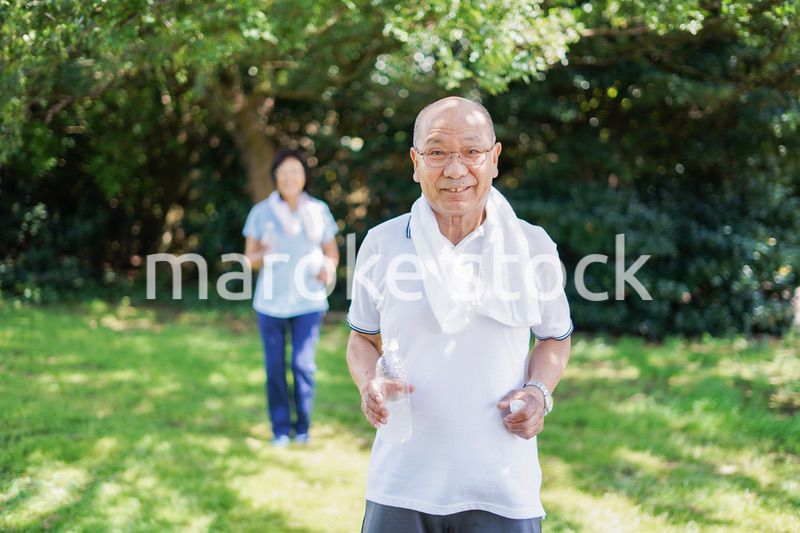 野外でランニングをする高齢の夫婦