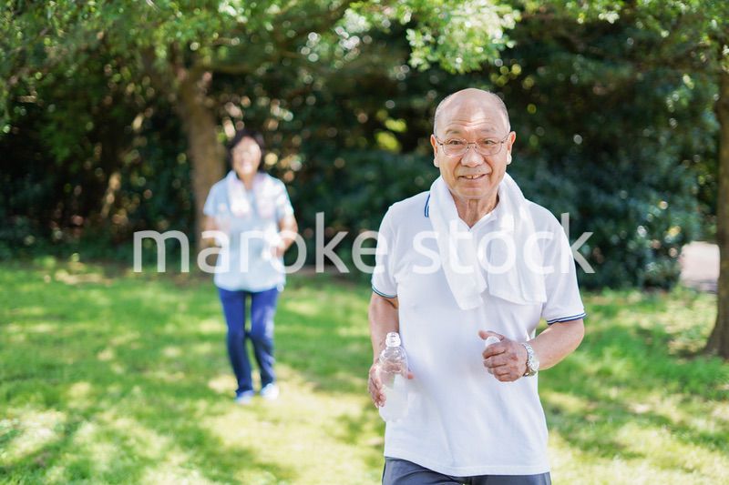 野外でランニングをする高齢の夫婦