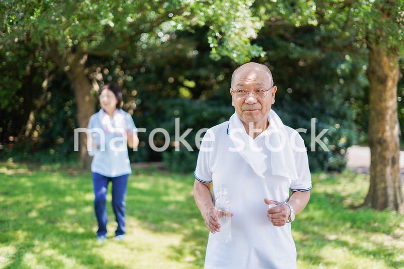 野外でランニングをする高齢の夫婦