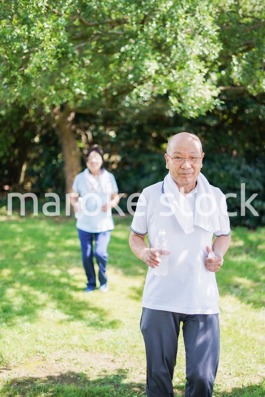 野外でランニングをする高齢の夫婦