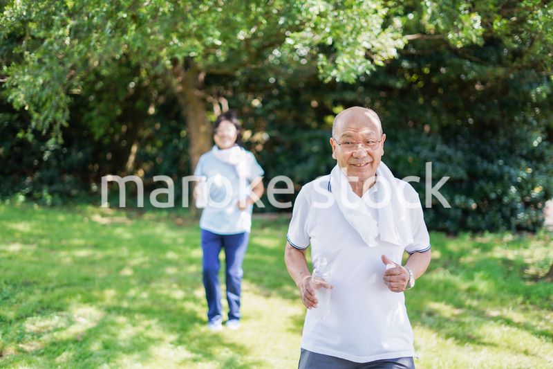 野外でランニングをする高齢の夫婦