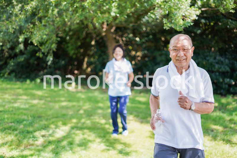 野外でランニングをする高齢の夫婦