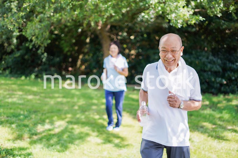 野外でランニングをする高齢の夫婦