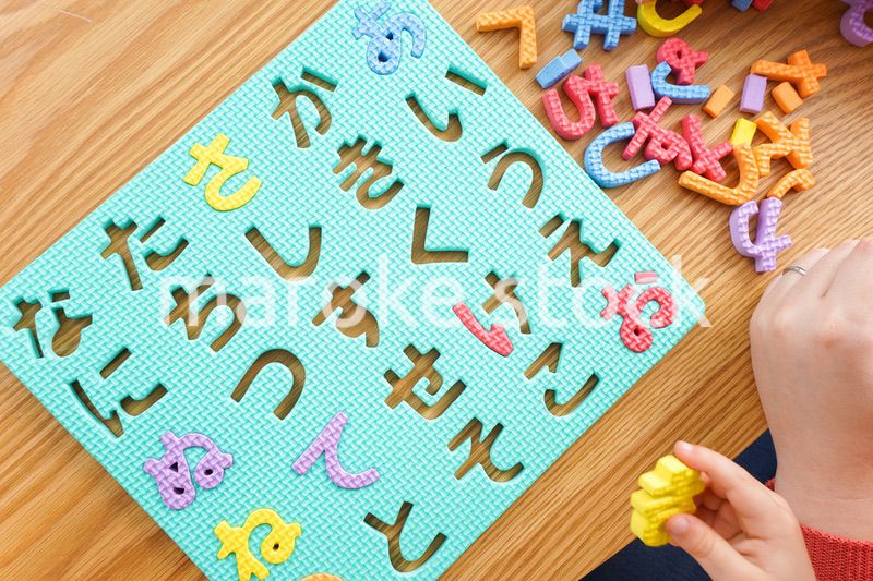 家で勉強をする親子