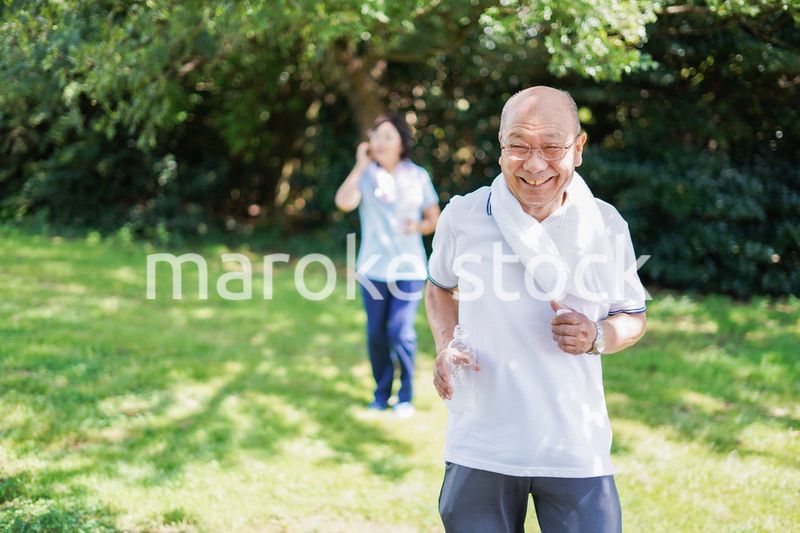 野外でランニングをする高齢の夫婦