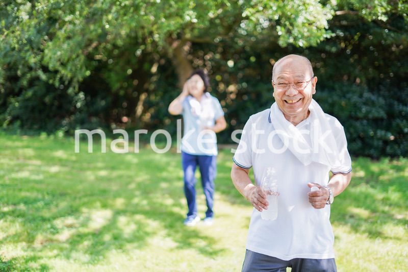 野外でランニングをする高齢の夫婦