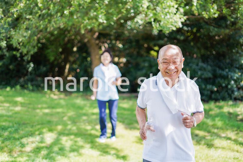 野外でランニングをする高齢の夫婦