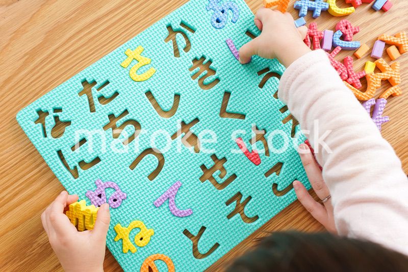 家で勉強をする親子