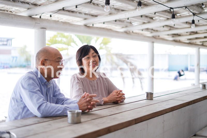バーカウンターに座るシニアの夫婦