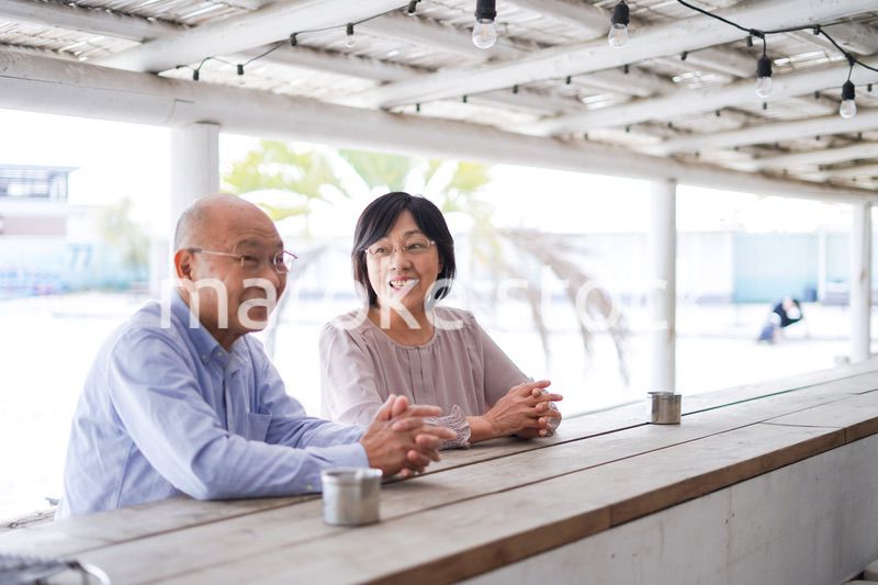 バーカウンターに座るシニアの夫婦