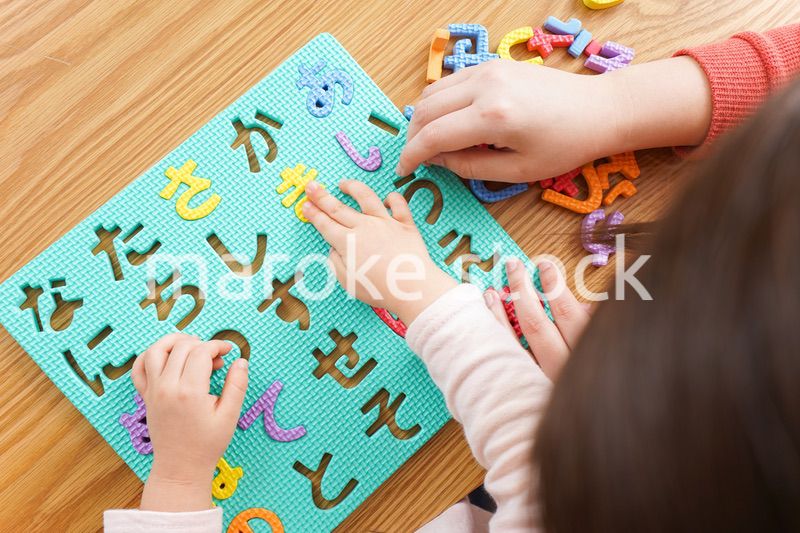 家で勉強をする親子