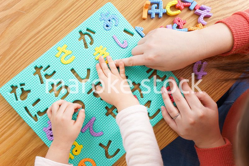 家で勉強をする親子