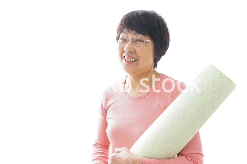 ヨガをするシニア女性