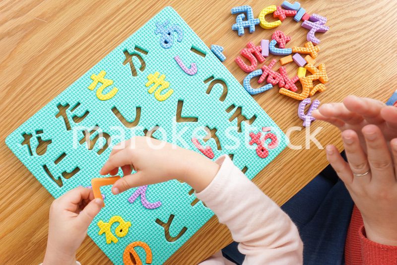 家で勉強をする親子