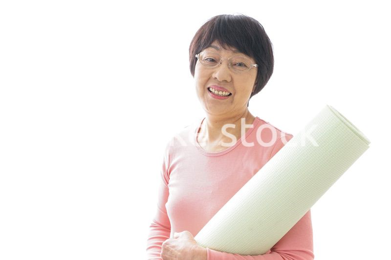 ヨガをするシニア女性